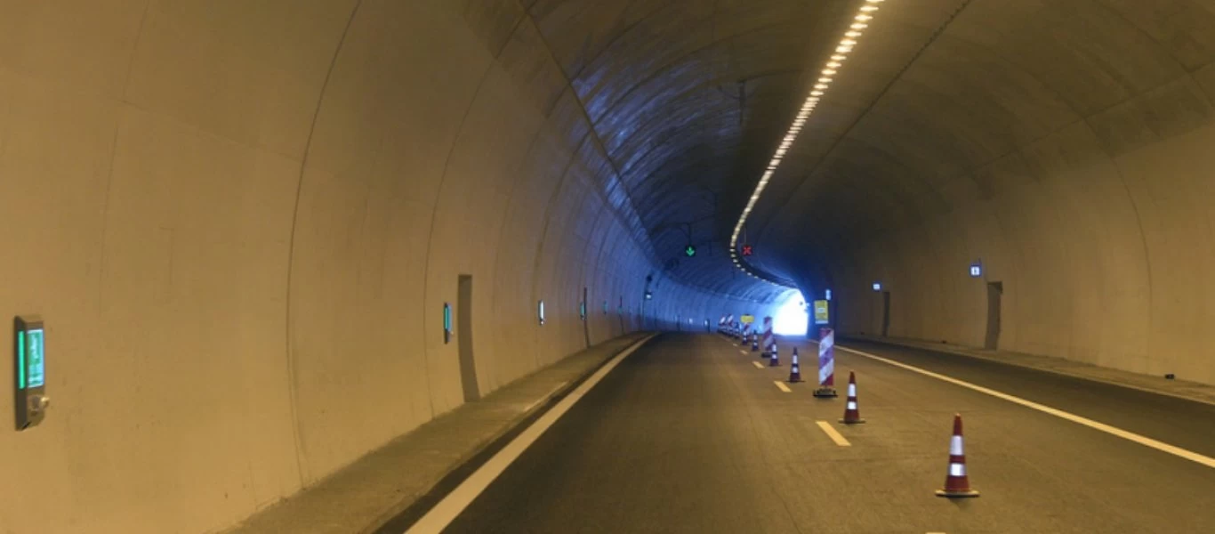 Πάτρα: Αυτοκίνητο συγκρούστηκε με πυροσβεστικό σε σήραγγα